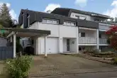 Ansicht von Vorne - Verkauft- Großzügige, lichtdurchflutete DHH in ruhiger & familiärer Lage - Verkauft