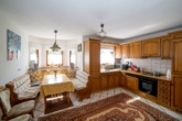 Einfamilienhaus mit ELW in Bestlage von Friesenheim-Heiligenzell - für den Käufer provisionsfrei! - Vergin-Immobilien- Eine Küche mit Tisch und Stühlen.