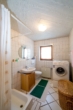 Einfamilienhaus mit ELW in Bestlage von Friesenheim-Heiligenzell - für den Käufer provisionsfrei! - Vergin-Immobilien- Ein Badezimmer mit Waschmaschine und Waschbecken.