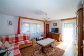 Einfamilienhaus mit ELW in Bestlage von Friesenheim-Heiligenzell - für den Käufer provisionsfrei! - Vergin-Immobilien- Ein Wohnzimmer mit einem rot-weiß karierten Teppich.