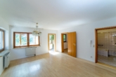 Einfamilienhaus mit ELW in Bestlage von Friesenheim-Heiligenzell - für den Käufer provisionsfrei! - Vergin-Immobilien- Ein leerer Raum mit Holzböden und einer Badewanne.