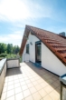 Einfamilienhaus mit ELW in Bestlage von Friesenheim-Heiligenzell - für den Käufer provisionsfrei! - Vergin-Immobilien- Ein Haus mit Ziegeldach und einer gefliesten Terrasse.