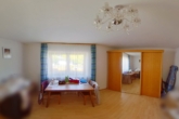 Einfamilienhaus mit ELW in Bestlage von Friesenheim-Heiligenzell - für den Käufer provisionsfrei! - Vergin-Immobilien- Eine Fischperspektive auf einen Raum mit Tisch und Stühlen.