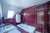 Badezimmer mit Wanne und Dusche DG - VERKAUFT - Älteres, preiswertes Ein- bis Zweifamilienhaus mit Garage und Hof - VERKAUFT