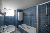 Badezimmer mit Wanne und Dusche - VERKAUFT - Älteres, preiswertes Ein- bis Zweifamilienhaus mit Garage und Hof - VERKAUFT