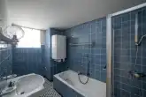 Badezimmer mit Wanne und Dusche - VERKAUFT - Älteres, preiswertes Ein- bis Zweifamilienhaus mit Garage und Hof - VERKAUFT