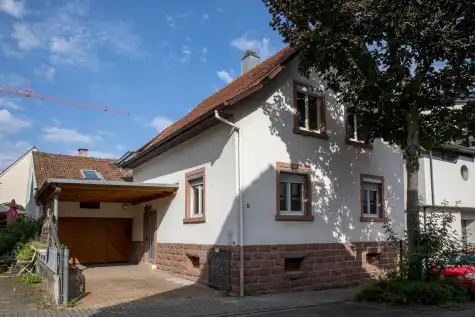 VERKAUFT – Älteres, preiswertes Ein- bis Zweifamilienhaus mit Garage und Hof – VERKAUFT, 77948 Friesenheim, Einfamilienhaus