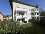 Hausansicht - VERKAUFT - Neuwertige, attraktive und altersgerechte 2-Zi.-ETW mit Gartenanteil und Garage