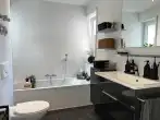 Badezimmer mit Dusche und Badewanne - VERKAUFT - Neuwertige, attraktive und altersgerechte 2-Zi.-ETW mit Gartenanteil und Garage