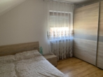 Ein- bis Zweifamilienhaus mit Einliegerwohnung in Grafenhausen - Schlafzimmer DG