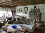Wohnzimmer mit Kachelofen - Ein- bis Zweifamilienhaus mit Einliegerwohnung in Grafenhausen