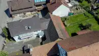 Luftaufnahme - VERKAUFT - Älteres Einfamilienhaus mit Scheune und großem Garten