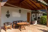 Überdachte Sitzgelegenheit im Garten - Verkauft- Ein- bis Zweifamilienhaus in attraktiver Lage mit tollem Garten - Verkauft