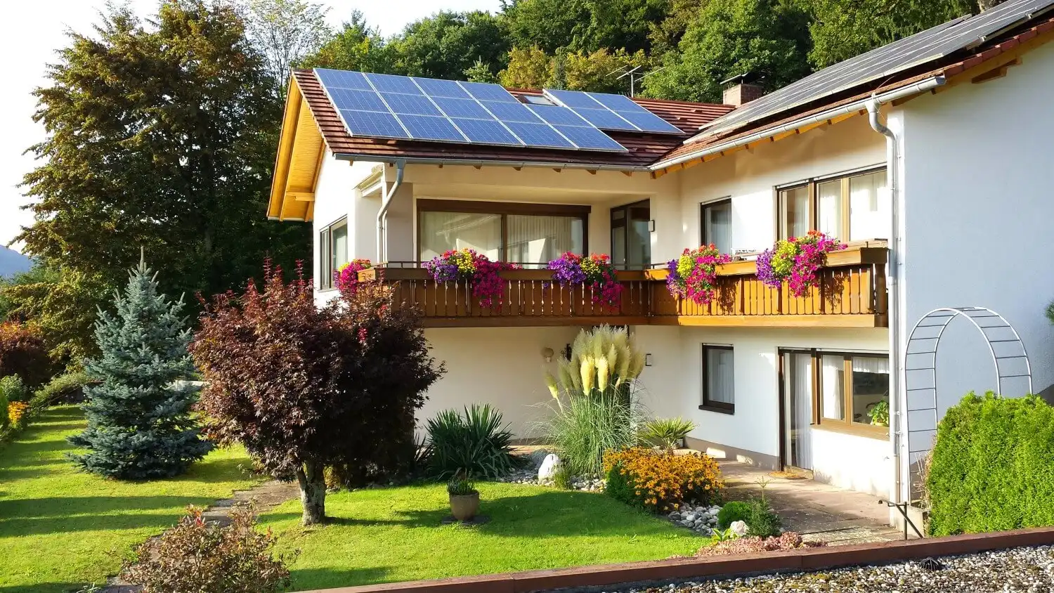 Wohnhaus mit Balkonen und Solaranlage, Immobilie verkaufen mit Vergin Immobilien